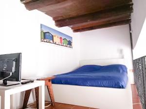 a bedroom with a bed and a desk with a computer at Casa vacanze Caterina in Naples