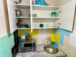 a kitchen with a sink and a microwave at Super GOLD Centrum 2x Metro WiFi 600 Mb/s Netflix HBO AppleTV in Warsaw +50 photos