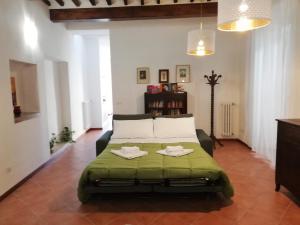 A bed or beds in a room at Casa di Pietro Aretino, Arezzo Centro Storico 4-8 letti