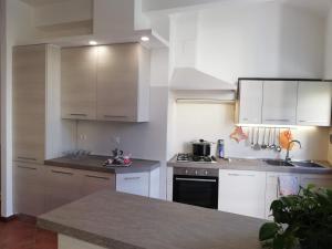A kitchen or kitchenette at Casa di Pietro Aretino, Arezzo Centro Storico 4-8 letti