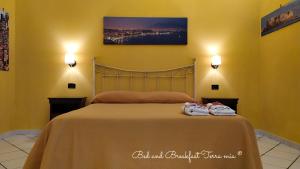 um quarto com uma cama com duas toalhas em B&B Terra Mia Napoli em Nápoles