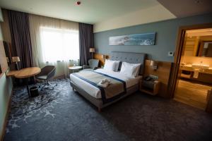 Cama ou camas em um quarto em Holiday Inn - Aktau - Seaside by IHG