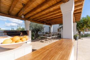 Villa Can Vicent في سان أنطونيو: مطبخ خارجي مع صحن فاكهة على طاولة