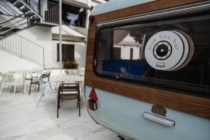 Blick auf die Rückseite eines Autos mit Kamera am Fenster in der Unterkunft Nuria in Tarragona