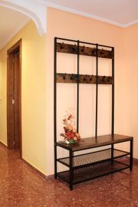 un estante con flores en una habitación en Vivienda Turística el Ciclamen, en Mora de Rubielos
