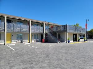 een lege parkeerplaats voor een gebouw bij Signature Inn Santa Clara in Santa Clara