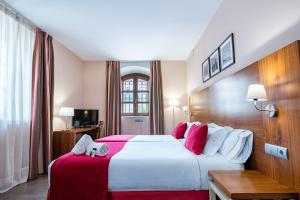 Posteľ alebo postele v izbe v ubytovaní Hospedium Hotel Casino Del Tormes
