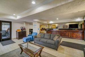 a living room with a couch and a table at Motel 6 Lester - Philadelphia Airport in Lester