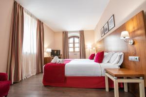 Posteľ alebo postele v izbe v ubytovaní Hospedium Hotel Casino Del Tormes