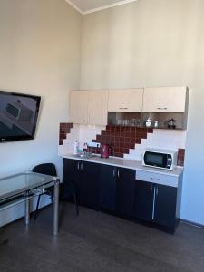 Kuchyň nebo kuchyňský kout v ubytování Opera Apart Hotel