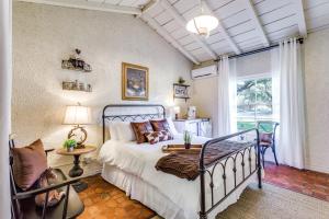 מיטה או מיטות בחדר ב-Rest Yourself River Ranch