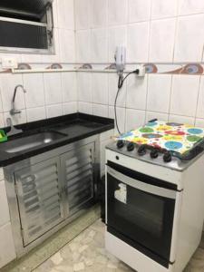 Una cocina o zona de cocina en Apartamento em Santos