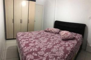 1 dormitorio con 1 cama con manta morada y armario en Apartamento em Santos, en Santos