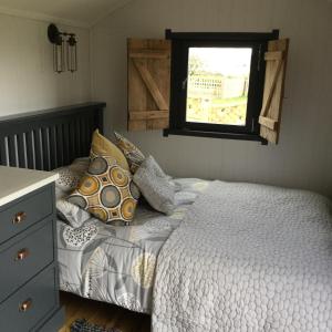 A bed or beds in a room at The cosy hut