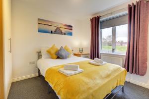 een slaapkamer met een bed en een raam bij 2-BR Apartment, En-suite, Allocated Parking, next to Playground in Coventry