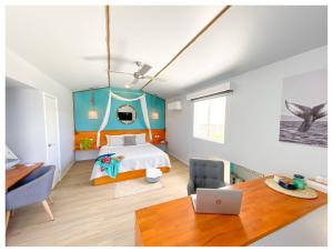 ラロトンガ島にあるOcean Escape Resort & Spaのベッドルーム1室(ベッド1台、ノートパソコン付きのデスク付)