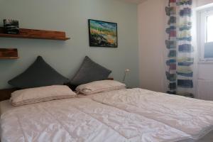 łóżko z dwoma poduszkami w sypialni w obiekcie SÜdecke 3 w mieście Eckernförde