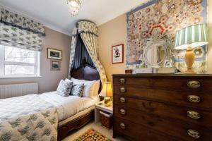 Un pat sau paturi într-o cameră la 3 bedroom Apartment on Portobello Road in Notting Hill