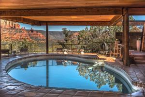 uma piscina com vista para o Grand Canyon em Modern, Luxury within iconic Sedona Architecture With Epic Red Rock Views Private Trail Head - Enjoy on property Sauna, Aromatherapy Steam Room, Hot Tub, Pools and Wellness Services em Sedona
