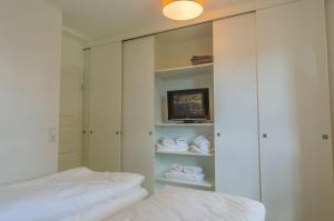 1 Schlafzimmer mit 2 Betten und einem Spiegel in der Unterkunft Haus Hauke Whg 1 in Westerland