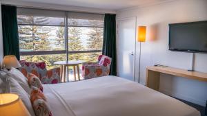 Postel nebo postele na pokoji v ubytování Scenic Hotel Te Pania + 34 fotografií