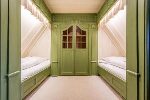 a green door in a room with two beds at Pidder Lueng 02 in Kampen