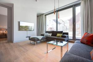 ein Wohnzimmer mit einem Sofa und einem Tisch in der Unterkunft Neue Mitte Whg 4 in Westerland