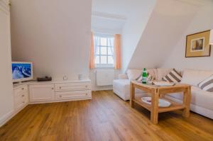 un soggiorno con un divano e un tavolo di Haus Heefkant Whg 10 a Rantum