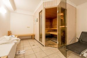 Zimmer mit einem Glasschrank und einem Schreibtisch in der Unterkunft Witthues Miin Luett in Wenningstedt-Braderup + 33 Fotos