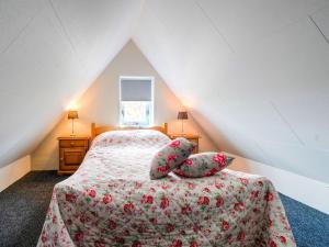 een slaapkamer op zolder met een bed en 2 kussens bij Cozy Holiday Home in Elim with a Furnished Garden in Elim