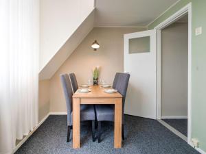 - une salle à manger avec une table et des chaises en bois dans l'établissement Cozy Holiday Home in Elim with a Furnished Garden, à Elim