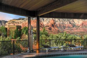セドナにあるModern, Luxury Studio With Awe Inspiring Red Rock Views Private Trail Head - Outdoor Firepit, Indoor Fireplace, on Property Sauna, Aromatherapy Steam Room, Hot Tub, Pools and Wellness Servicesのプールから眺めるグランドキャニオンの景色
