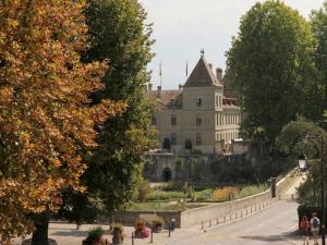 a large white building in the middle of a street at Auberge de Prangins in Prangins