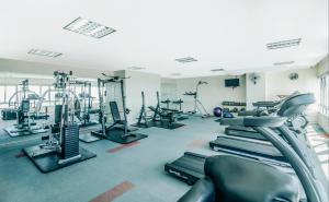Fitness centrum a/nebo fitness zařízení v ubytování Greenhills Elan Hotel Modern - Newly Renovated