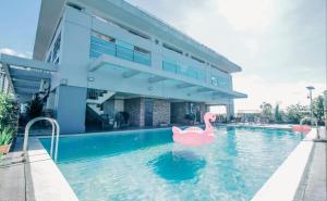 Bazén v ubytování Greenhills Elan Hotel Modern - Newly Renovated nebo v jeho okolí