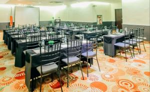 Restaurace v ubytování Greenhills Elan Hotel Modern - Newly Renovated