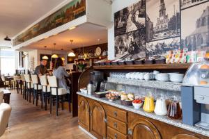 een restaurant met een bar met eten erop bij Hotel Stad en Land in Alkmaar