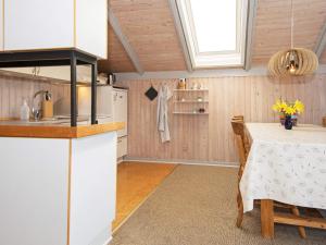 Una cocina o zona de cocina en Three-Bedroom Holiday home in Ringkøbing 26