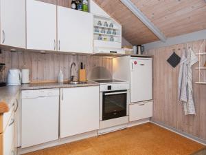 Una cocina o zona de cocina en Three-Bedroom Holiday home in Ringkøbing 26