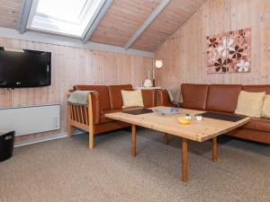Zona de estar de Three-Bedroom Holiday home in Ringkøbing 26
