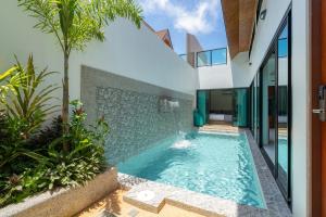 アオナンビーチにあるPoonsiri Varich Pool Villa Aonangの家の中庭のスイミングプール