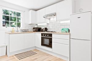 Een keuken of kitchenette bij Airy Spacious 1 Bedroom Aprtment with Garden in Brixton