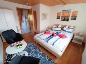 Postel nebo postele na pokoji v ubytování BodenSEE Privatzimmer "Haus am Weinberg Konstanz"