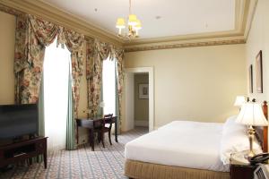 Tempat tidur dalam kamar di The Hotel Windsor