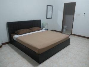 パタヤ・セントラルにあるMaman Mansionの部屋の中に大きなベッドがある寝室