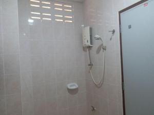 パタヤ・セントラルにあるMaman Mansionのバスルーム(シャワー、トイレ付) +18枚の写真