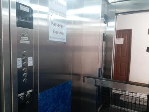 パタヤ・セントラルにあるMaman Mansionの地下鉄駅のドア付きエレベーター