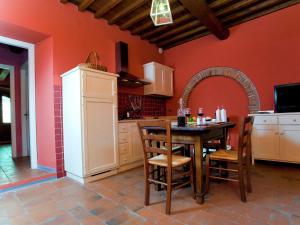 cocina con mesa y sillas en una habitación en Belvilla by OYO Podere Pulicciano, en Castelfranco di Sopra