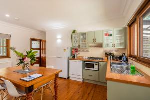 Nhà bếp/bếp nhỏ tại Bay and Bush Cottages Jervis Bay