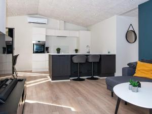 cocina y sala de estar con sofá y mesa en 8 person holiday home in Ansager en Ansager